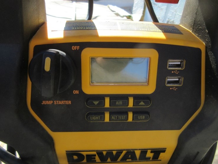 dewalt-1400-amp-portable-batter-jumpbox-image-4
