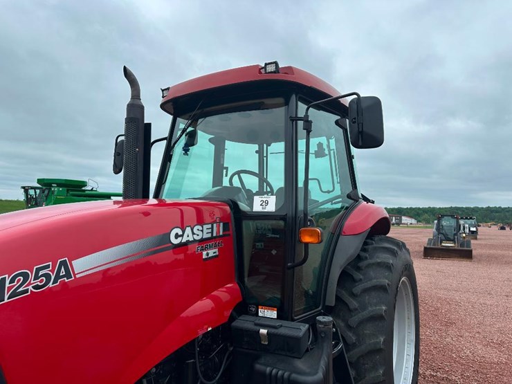 2015-case-ih-farmall-125a-image-13