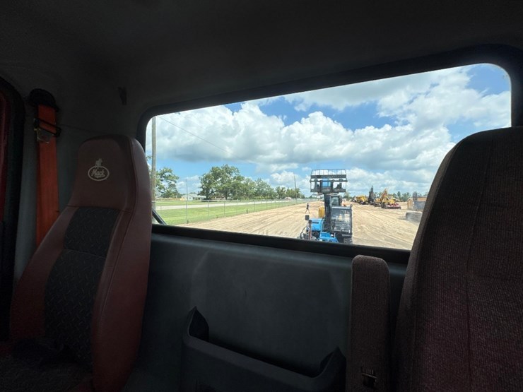 2012-mack-chu613-day-cab-flat-top-road-tractor-image-35