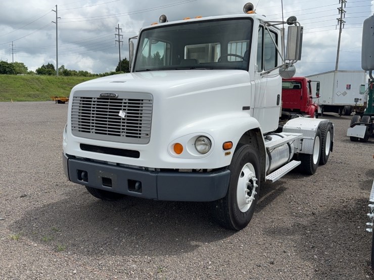 2003-freightliner-fl112-image-1