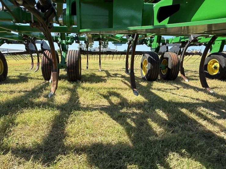 2022-john-deere-2430-image-8