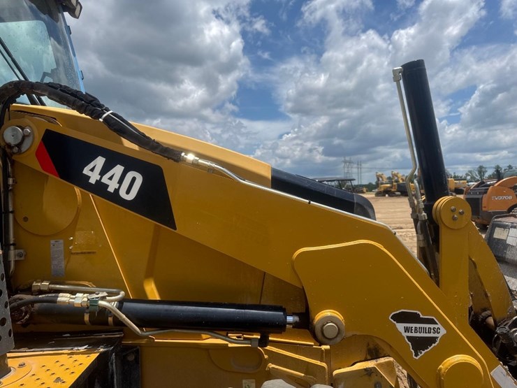2019-caterpillar-440-image-23