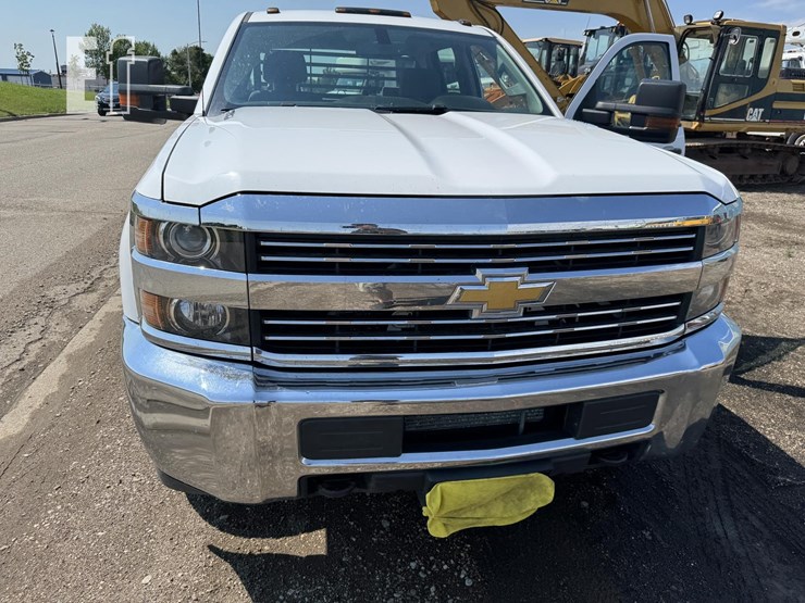 2015-chevrolet-3500hd-image-26