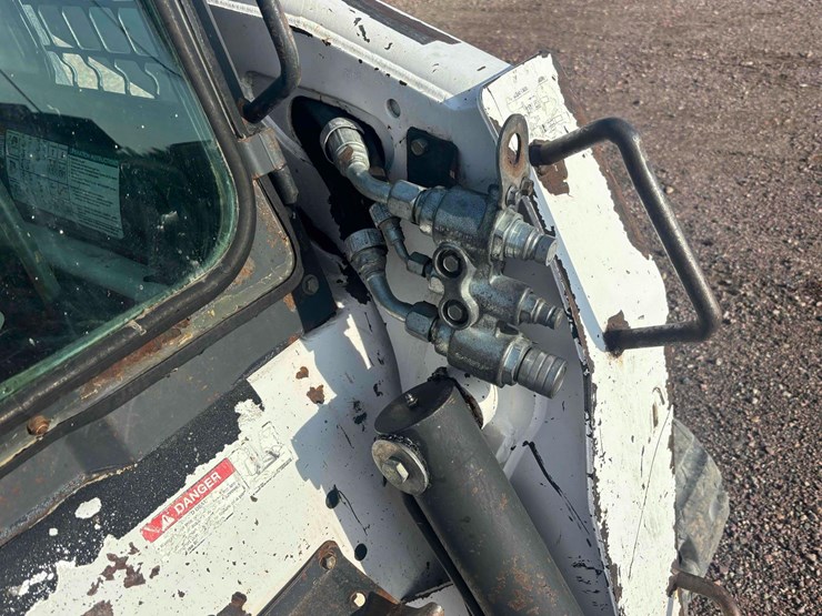 2008-bobcat-t320-image-12