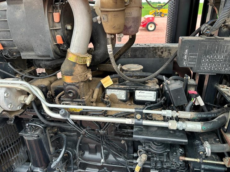2015-case-ih-farmall-125a-image-33