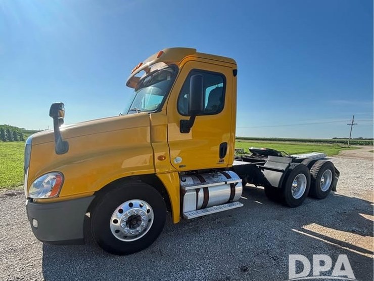 2012-freightliner-cascadia-truck-(lld1293)-image-2