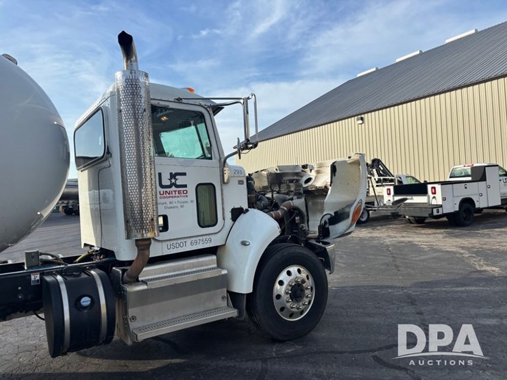 2013-peterbilt-337-image-57