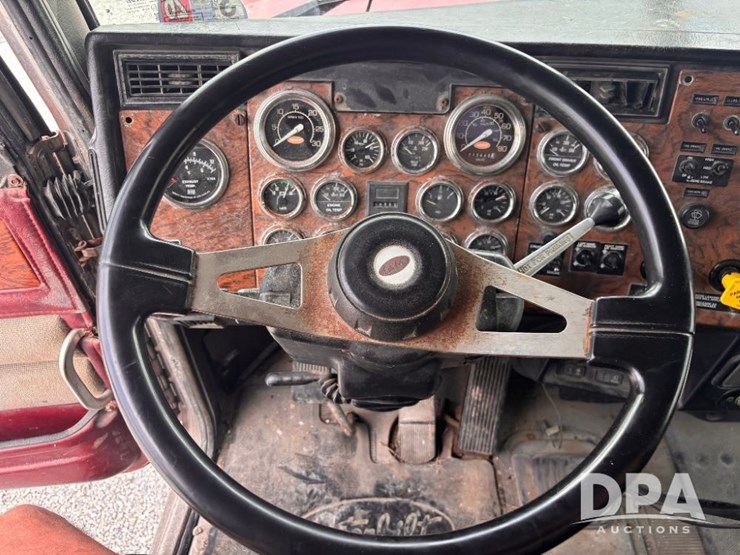 2000-peterbilt-379-image-86