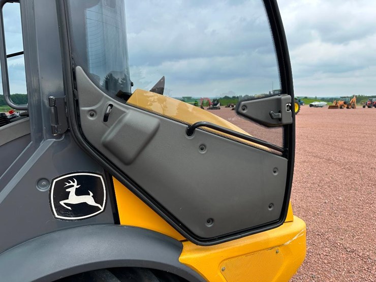 2017-deere-304l-image-49