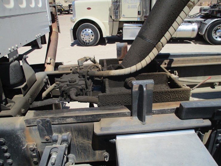 2014-freightliner-114sd-image-17