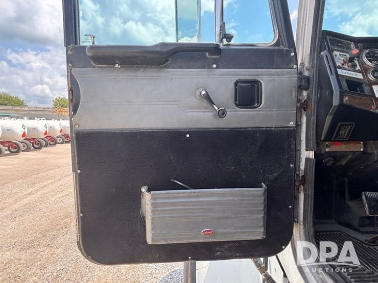 2000-peterbilt-357-image-77