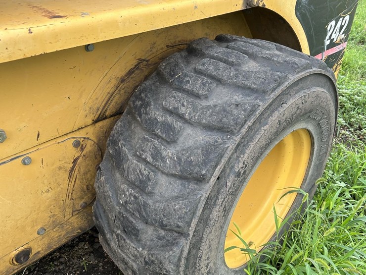caterpillar-242-image-8