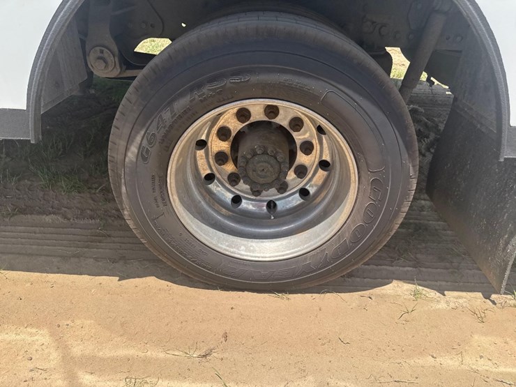 2018-hino-258-image-9