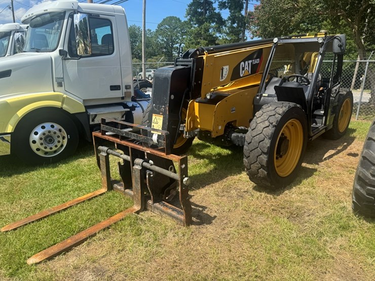2017-caterpillar-tl642d-image-1