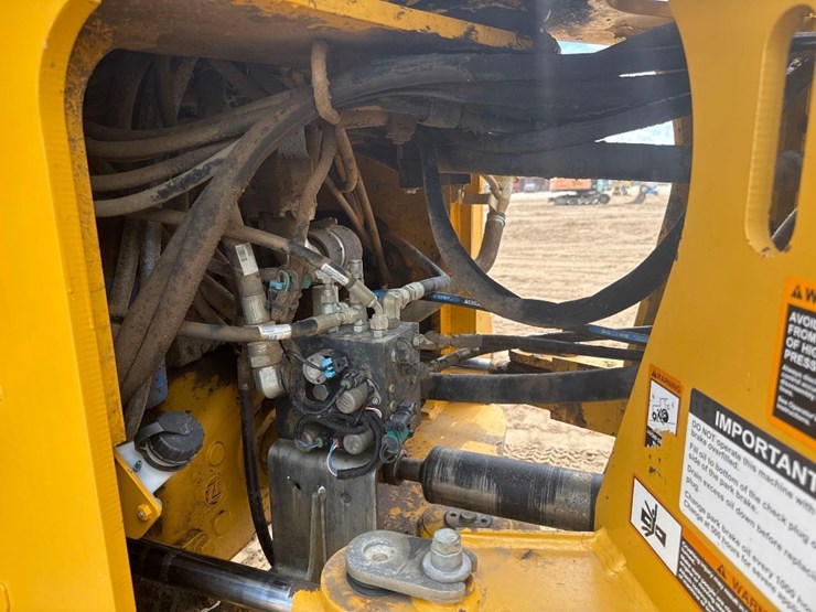 2017-deere-624k-image-16