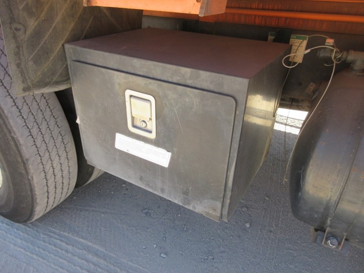 2001-freightliner-fl70-image-21