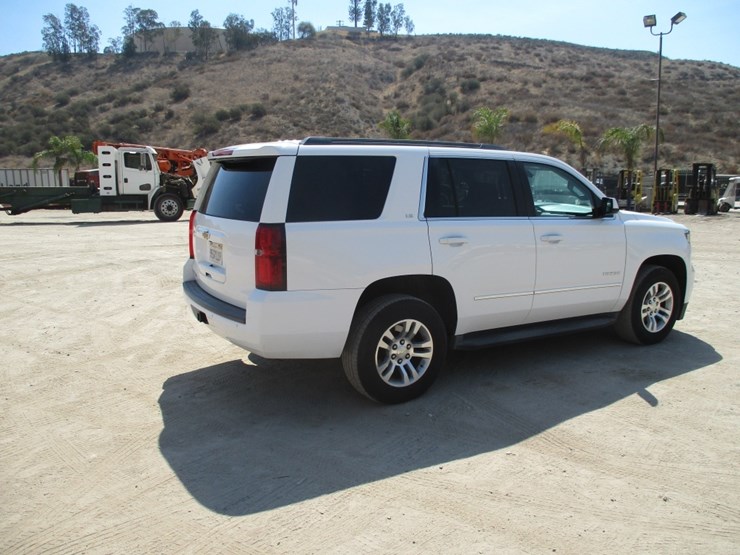 2016-chevrolet-tahoe-ls-image-3
