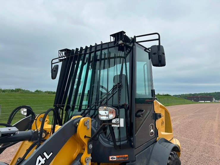 2019-deere-244l-image-16