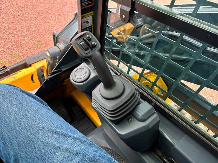 2020-deere-317g-image-49