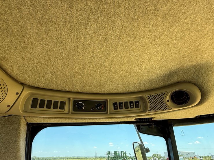 2013-new-holland-h8080-image-35