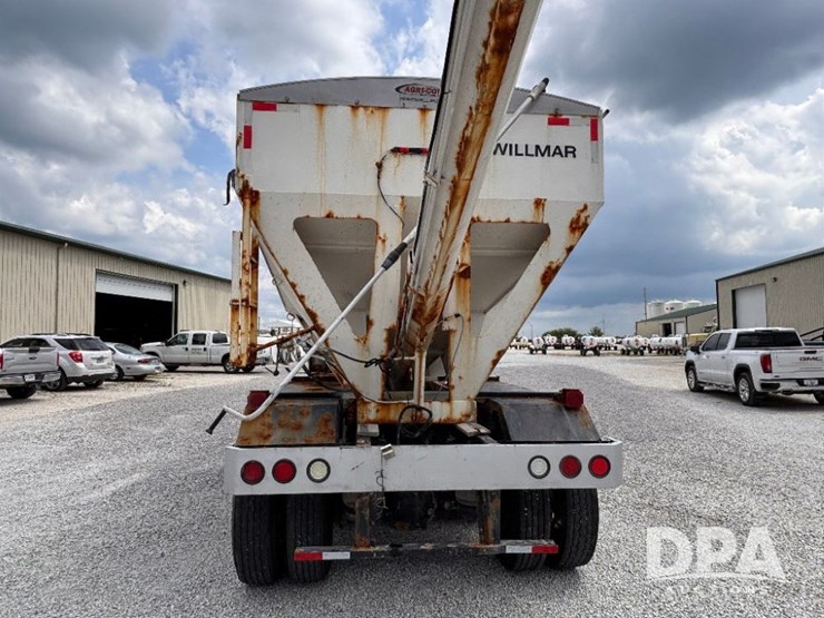 2000-peterbilt-379-image-11