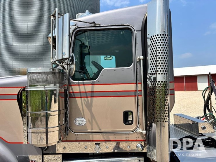 2014-kenworth-w900-image-28