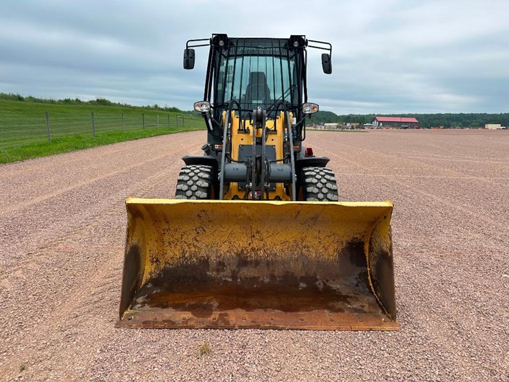 2019-deere-244l-image-2