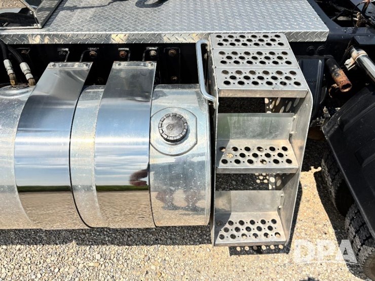 2014-kenworth-w900-image-32