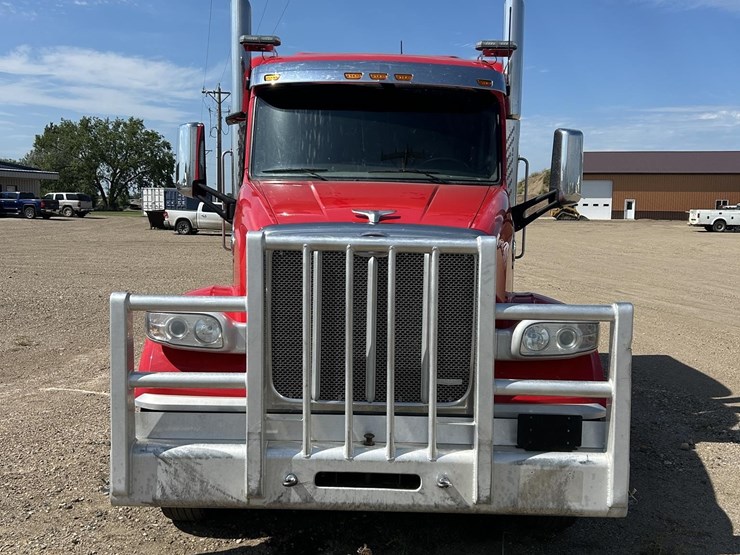 2020-peterbilt-567-image-2