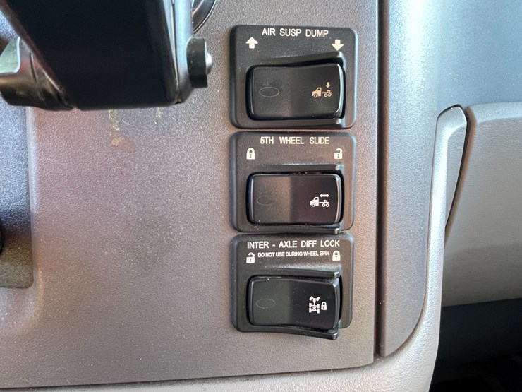 2015-peterbilt-579-image-35