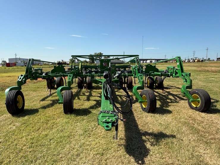 2022-john-deere-2430-image-3