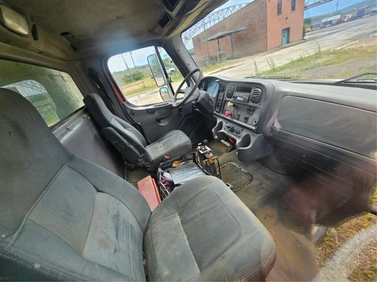 #2525-•-2006-freightliner-m2-tandem-axle-dump-truck-image-32