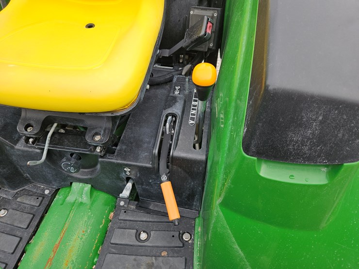2021-john-deere-4044m-image-6