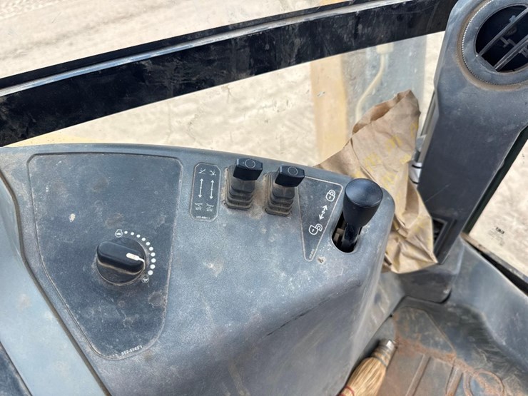 2019-caterpillar-440-image-36