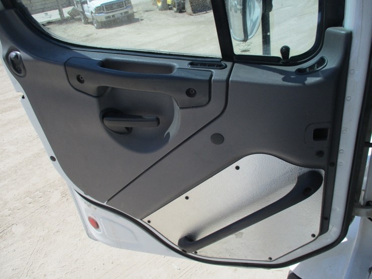 2014-freightliner-114sd-image-15