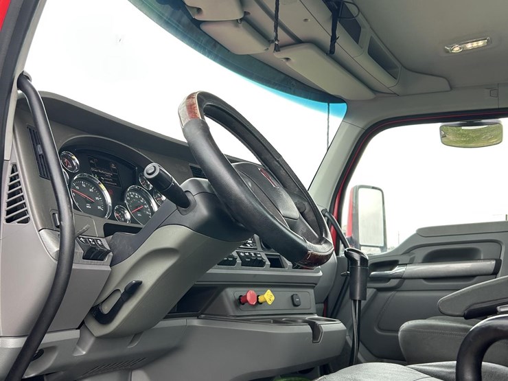 2016-kenworth-t880-image-22