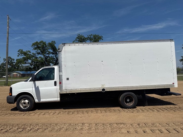 2012-gmc-savana-box-truck-image-1