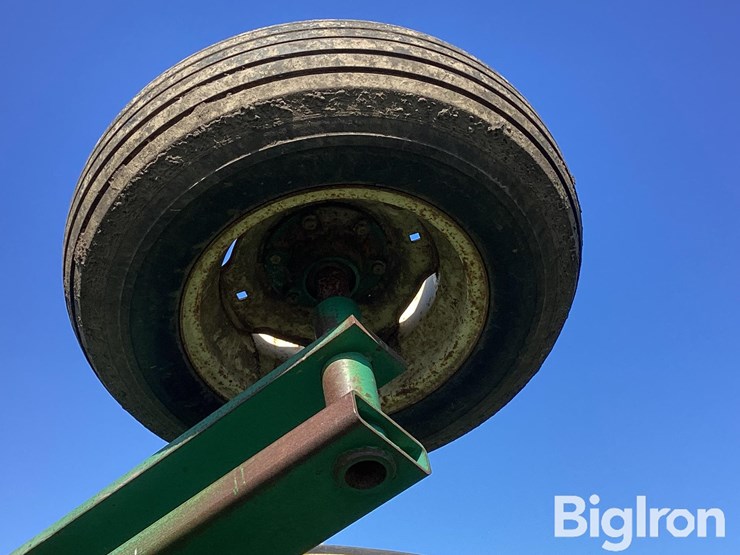 john-deere-235-image-9