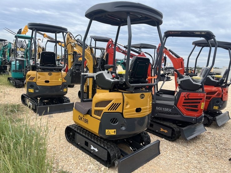 cfg-qk18r-mini-excavator-image-4