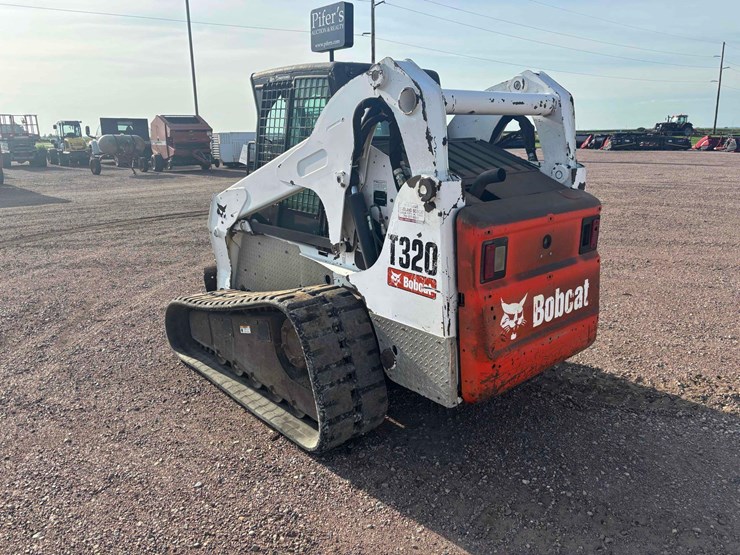 2008-bobcat-t320-image-4