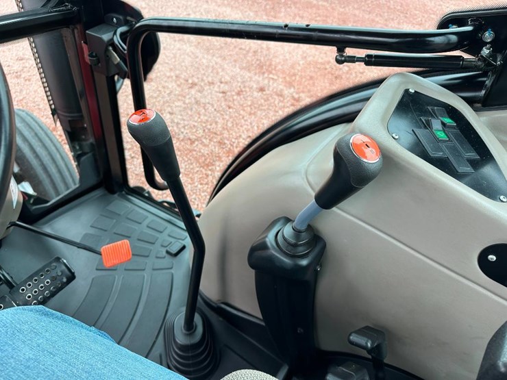 2015-case-ih-farmall-125a-image-50