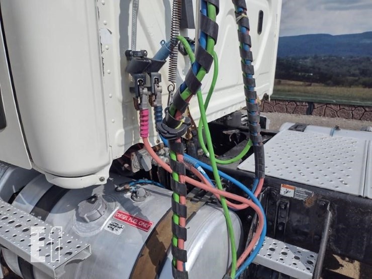 2018-freightliner-cascadia-126-image-28