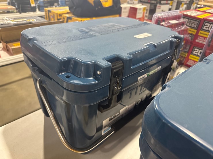 #3010-•-unused-titan-20-quart-premium-ice-chest-inv#:-25839-image-2
