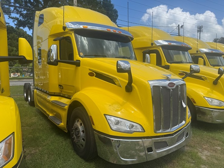 2023-peterbilt-579-image-2