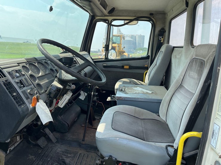 1998-freightliner-fl70-image-57
