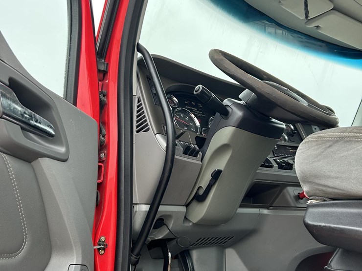 2016-kenworth-t880-image-34