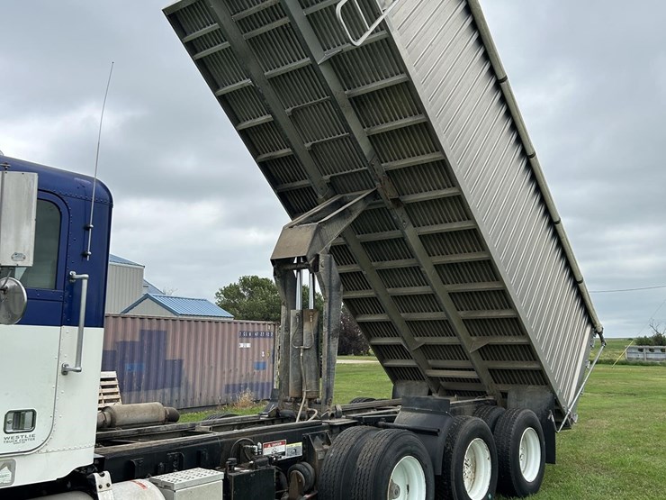2001-freightliner-fld120-image-56