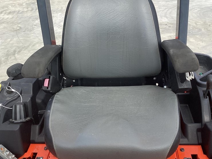 2015-kubota-z122e-image-10