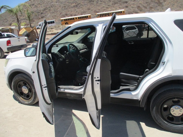 2016-ford-explorer-image-12