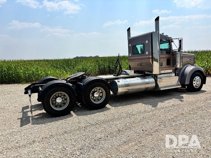 2014-kenworth-w900-image-11